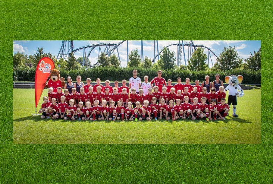 Fußballmannschaft des FC Bayern KIDS Club Fußballcamp.